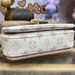 Louis Vuitton Pochette Metis East West M46914 Cream